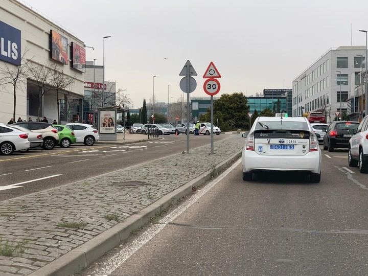 Cortada la glorieta del Diversia por obras de asfaltado