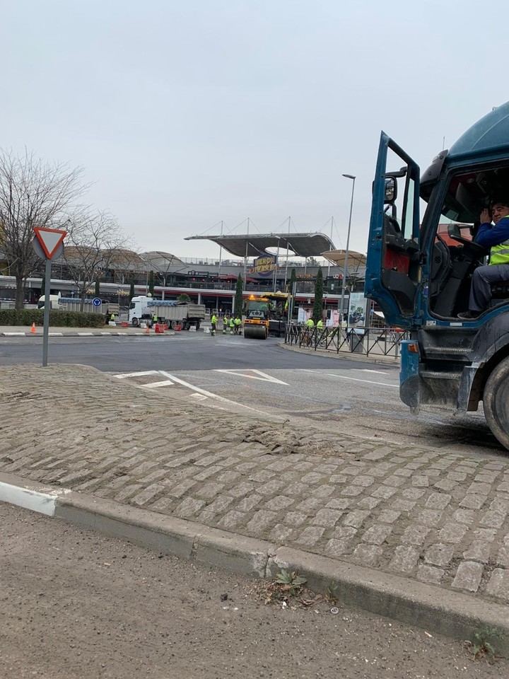 Cortada la glorieta del Diversia por obras de asfaltado