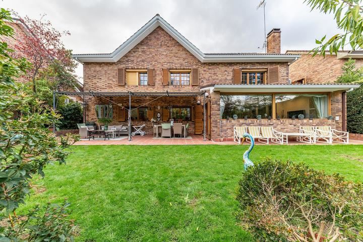 Chalet independiente Levitt, situado en una de las ubicaciones más prestigiosas de La Moraleja.