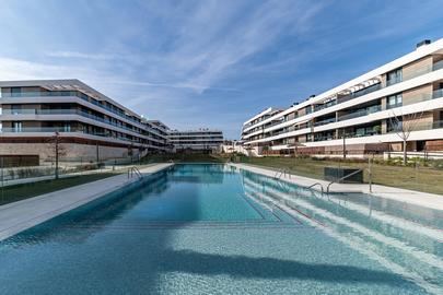 Venta Bajo con jardín de diseño.