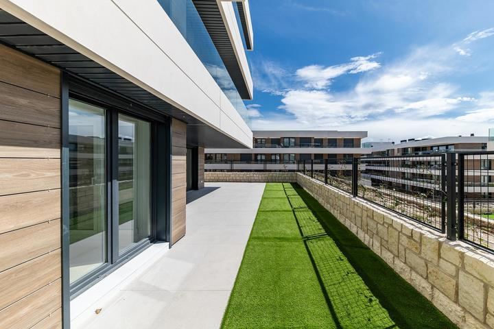Venta de Bajo con Jardín en la Moraleja