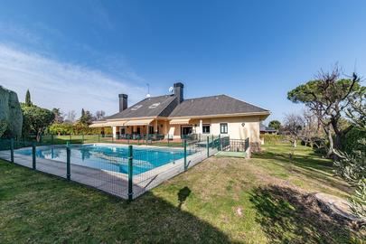 Se vende chalet independiente en La Moraleja