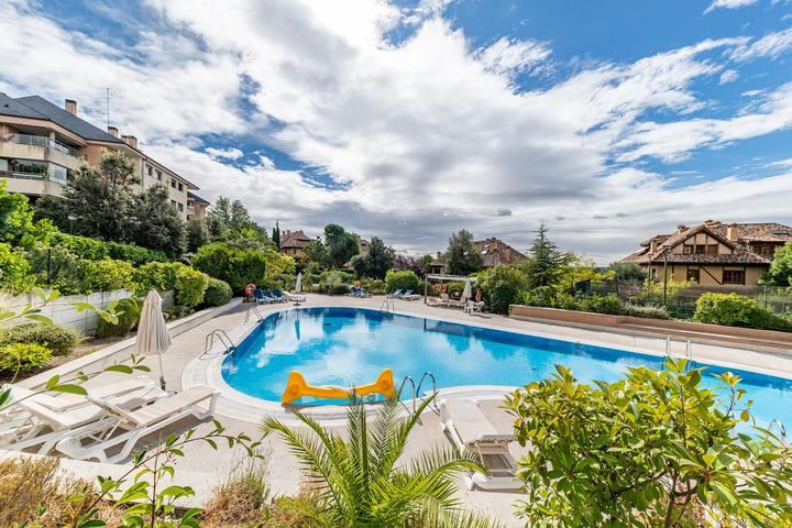 Venta de piso bajo con jardín en El Encinar de los Reyes