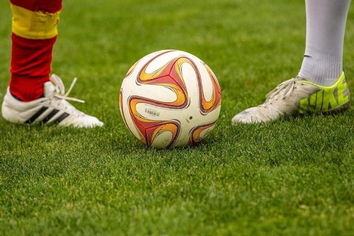 Acuerdo entre el Ayuntamiento y la RFFM para potenciar el fútbol local en Sanse