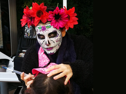 Heron Diversia se transforma en un escenario de Halloween mexicano con Catrinas gigantes y altares tradicionales