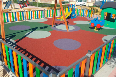 Los suelos de caucho de los parques infantiles, bajo la lupa