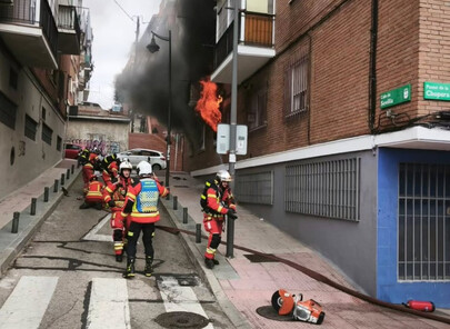 Cinco personas intoxicadas por humo en un incendio en una vivienda de Alcobendas