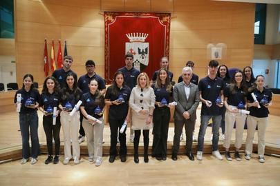 El Ayuntamiento entrega 17 becas que reconocen la excelencia deportiva