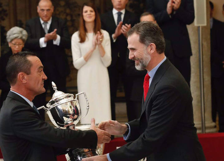 Imagen de la entrega del premio que Su Majestad Felipe VI hizo al Director del colegio Base, Juan de Santiago