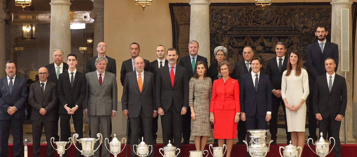 Imagen panorámica de todo los premiados junto a los Reyes de España y los Reyes Eméritos. 