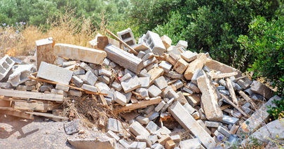 Acumulación de escombros en una senda de San Sebastián de los Reyes
