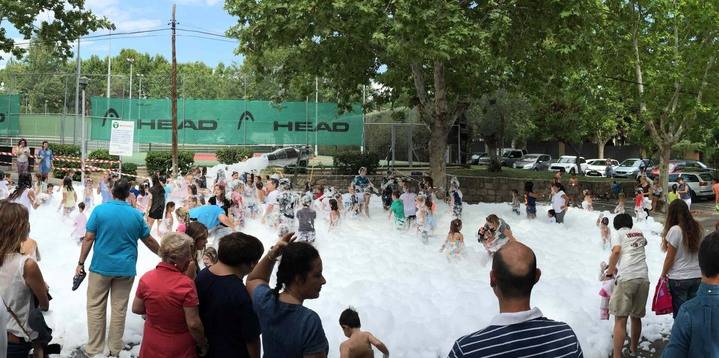 Imagen de la fiesta de la espuma organizada en la urbanización del municipio