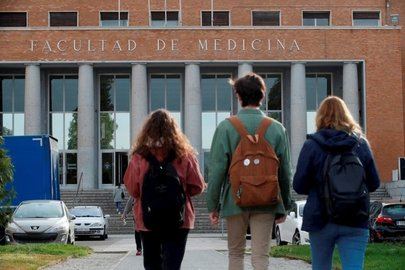 Una Prueba de Acceso a la Universidad con mascarilla y gel desinfectante