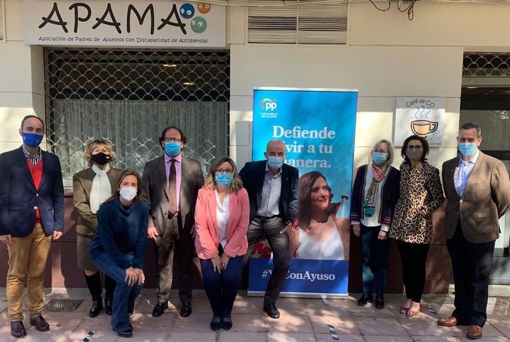 Miembros de la candidatura de Ayuso visitan APAMA