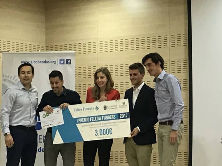 Imagen de los fundadores de Fellow Funders, Guillermo Azqueta y Francisco Mariscal entregando su premio  a tres de los fundadores de la plataforma Sherplan. 