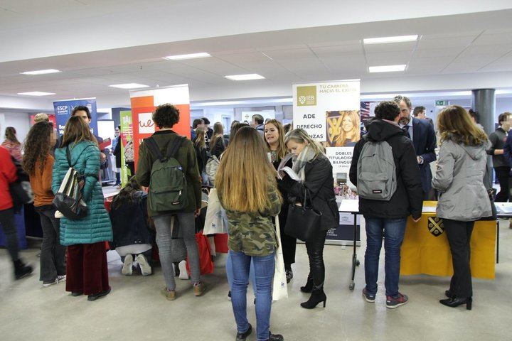 Imagen cedida por el colegio Liceo Europeo donde se ven los stands donde cada universidad informaba a los interesados. 