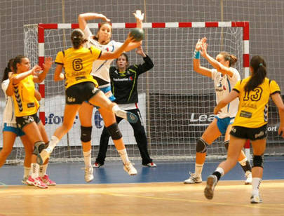 Las "guerreras" del Helvetia Balonmano Alcobendas cayeron en la pista del líder