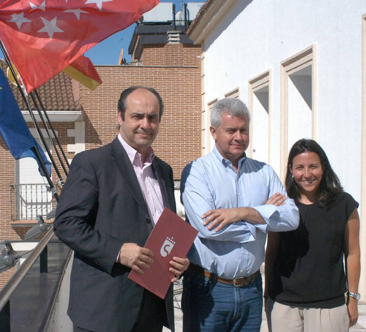 De izquierda a derecha, Juan Olivares,  Presidente de la Hermandad del Santísimo Cristo de los Remedios y Narciso Romero, Alcalde de San Sebastián de los Reyes