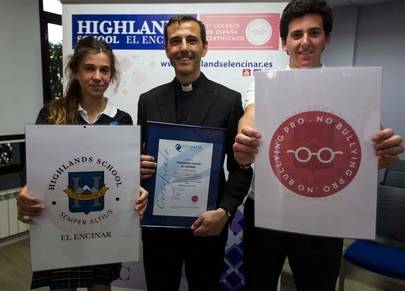 Entrega del certificado No Bulling Pro al colegio Highlands