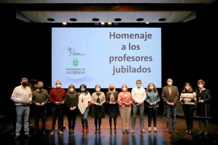 Homenaje a doce profesores recién jubilados