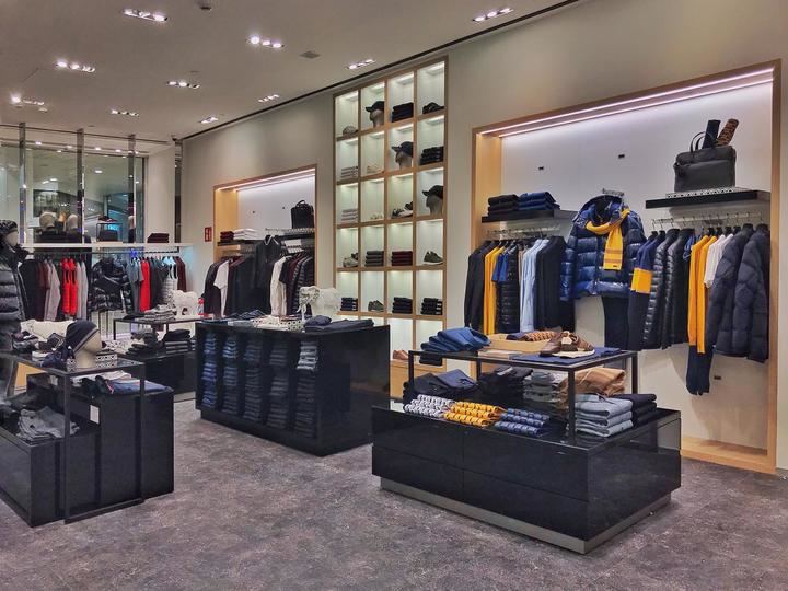 Imagen del interior del local que HUGO BOSS abre en el interior de la superficie comercial de La Moraleja