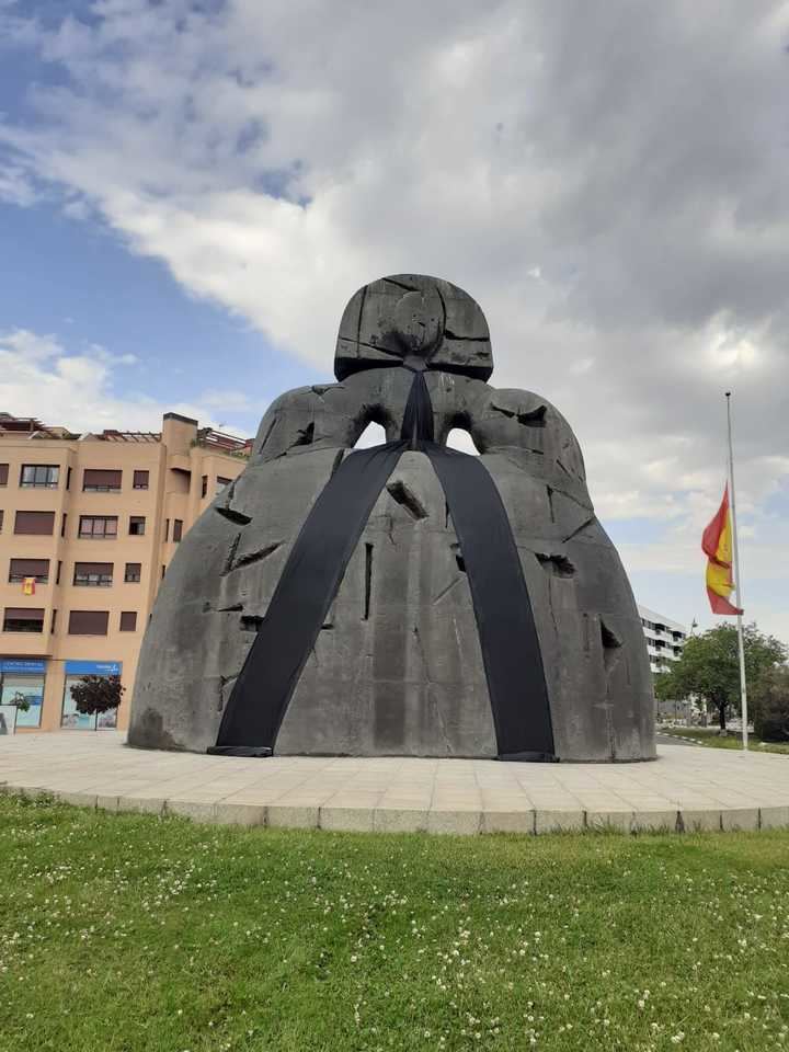 Un lazo negro cubrirá la menina durante el luto por los fallecidos por covid-19 en Alcobendas