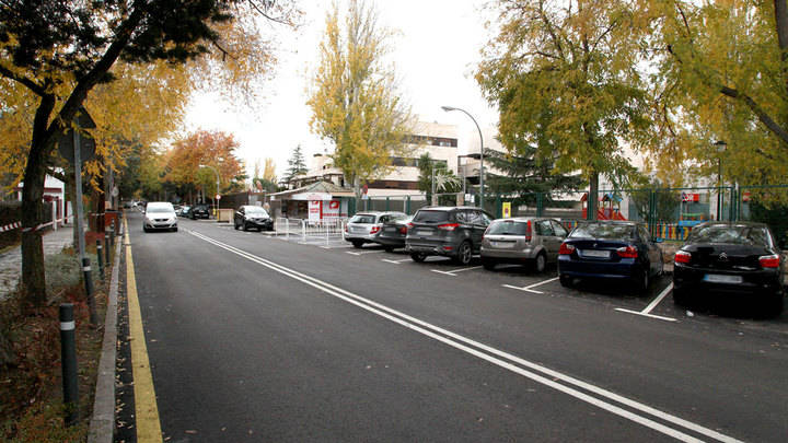 Imagen de la acera y calzada de la recién reformada calle Begonia del Soto. 