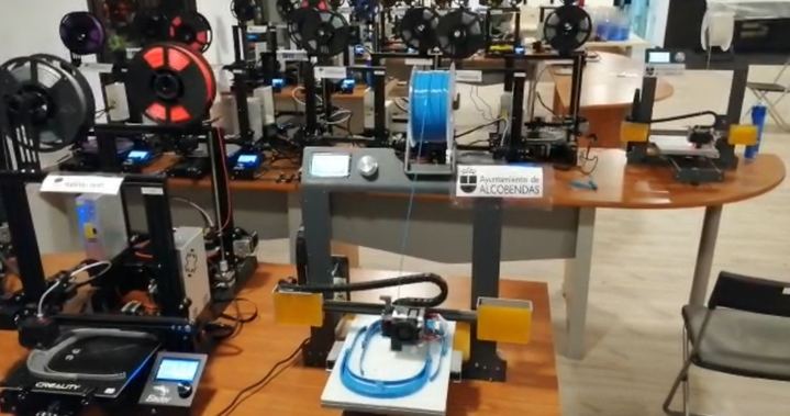 Las impresoras 3D de la universidad popular Miguel Delibes fabrican viseras protectoras