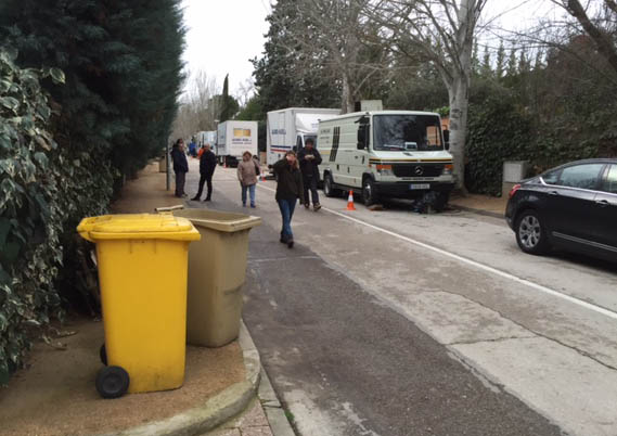 Imagen de como los camiones de la productora invadieron la calle sin aviso previo. 