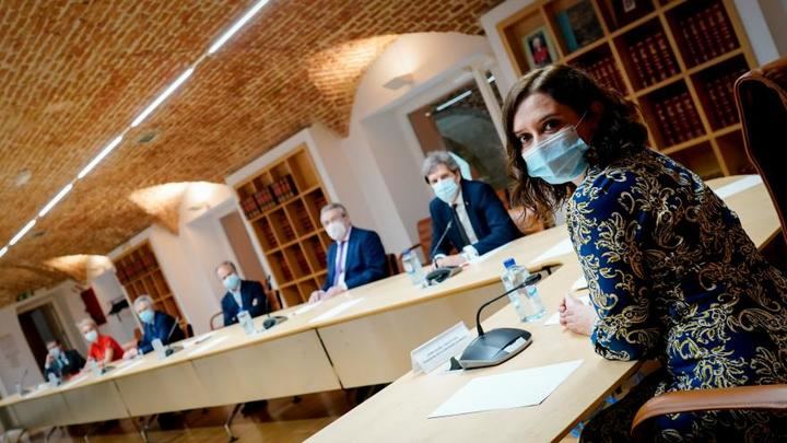 Díaz Ayuso mantiene una reunión con expertos médicos para fortalecer la Sanidad madrileña