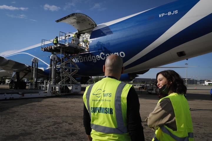 Díaz Ayuso recibe una carga récord de 113 toneladas de material sanitario a bordo de un tercer avión