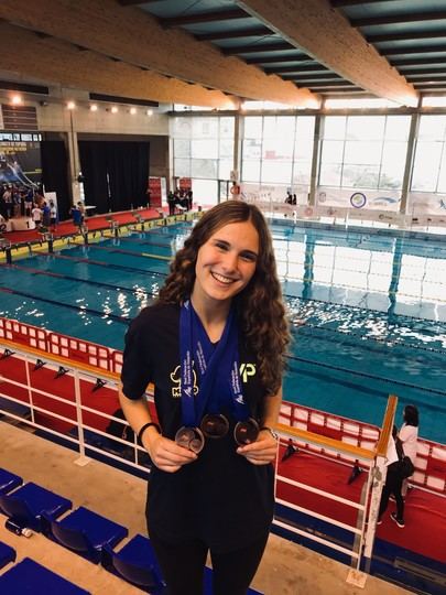 Una joven enfermera del Infanta Sofía logra tres medallas en el Campeonato de España de natación