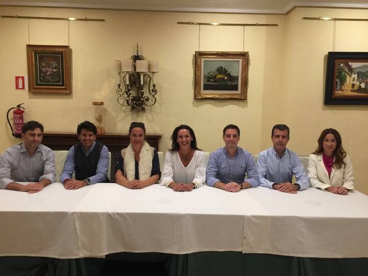 Imagen de la Nueva Junta Directiva del Club de Tenis La Moraleja con Carmen Garreta en el medio