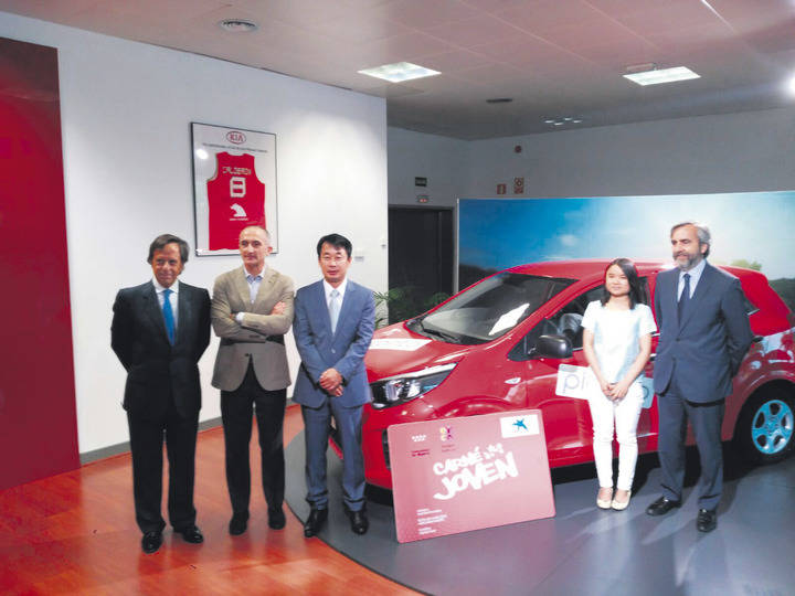 De izqda a drcha, Ignacio García de Vinuesa, Alcalde de Alcobendas, Manuel Gómez, Gerente de  KMIB Retail, Mr. Gihl, Presidente de Kia Motors España, Wanwen Llu,ganadora del coche y Pablo Salazar, Director General de Juventud y Deporte de la Comunidad de Madrid