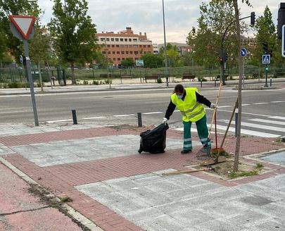 Alcobendas elimina las malas hierbas de la vía pública