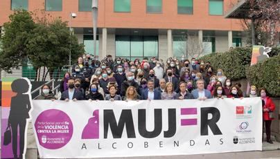 Dos concejalas leen el Manifiesto de Alcobendas con motivo del Día Internacional de la Mujer