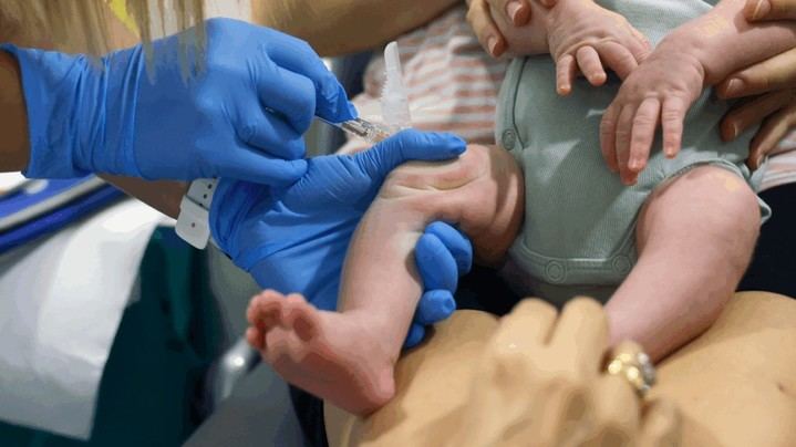La Comunidad de Madrid inicia la vacunación de 50.000 bebés contra el virus de bronquiolitis