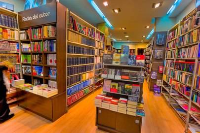 Las Librerias salen al Paseo de Valdelasfuentes