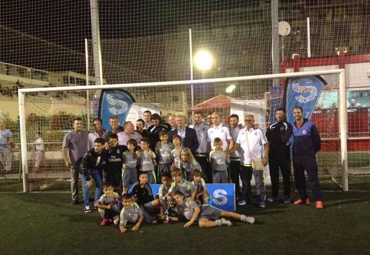 En la imagen el equipo blanco durante la foto de familia con el Alcalde de Sanse y el concejal de Deportes