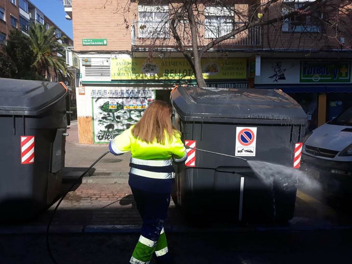 Campaña de lavado de contenedores en el Distrito Centro