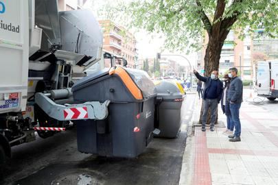 El Ayuntamiento limpiará los contenedores todos los meses
