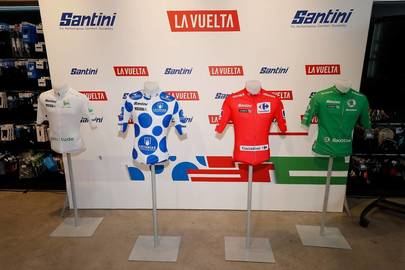 Se presentan los maillots de líder de La Vuelta 22 en Alcobendas