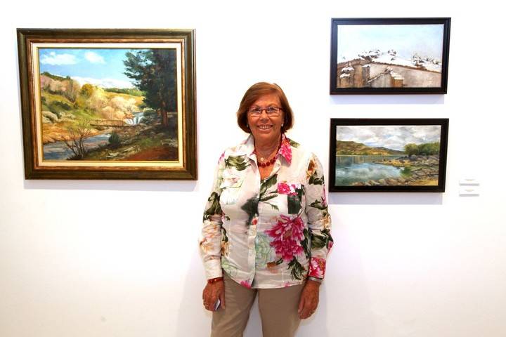 Imagen de la artista, Maribel Floréz delante de uno de sus cuadros expuestos en la sala de exposiciones del Centro Cultural Ánabel Segura