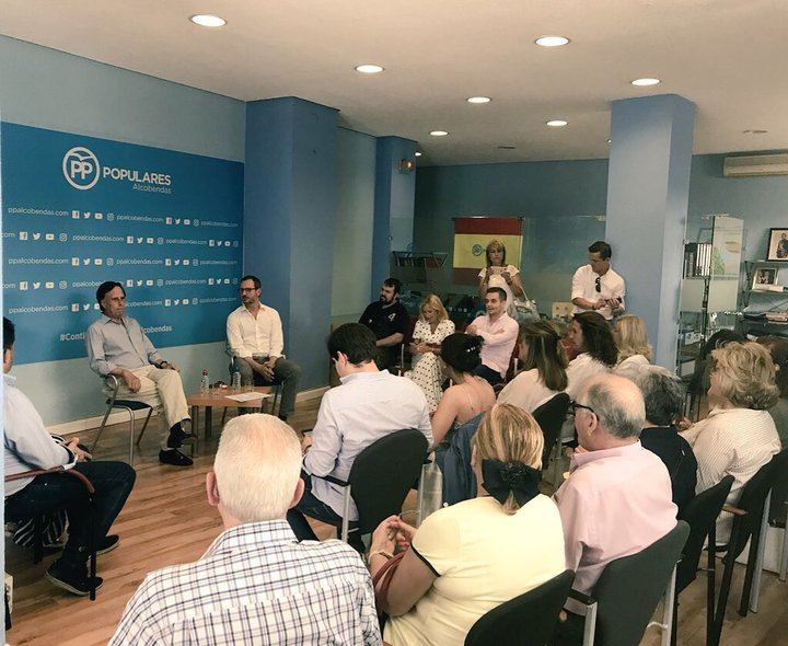 La candidaturas a presidir el PP visitan Alcobendas