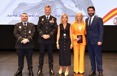 Marta Carvajal recibe un reconocimiento de Protección Civil de Alcobendas por su trayectoria en comunicación