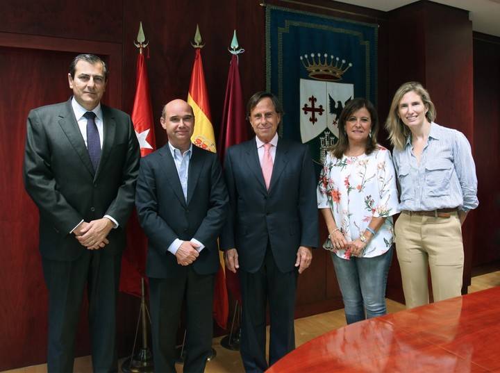 De izqda a drchea, Fernando Martínez, Concejal Delegado de Cultura y Educación, Jorge Maortua. Presidente de la Fundación United Way España, Ignacio García de Vinuesa, alcalde de Alcobendas, Mónica Sánchez Galán, Concejal Delegada del área de Mayores y Soledad López de Solé, Gerente de la Fundación Ciudad de Alcobendas. 