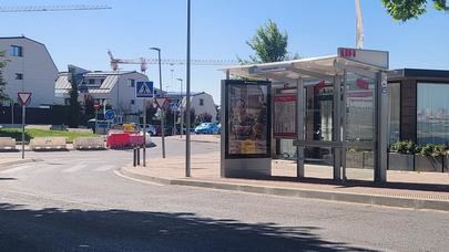 Los vecinos del principio de Camino Ancho celebran nuevas paradas de autobús y aparcamiento disuasorio
