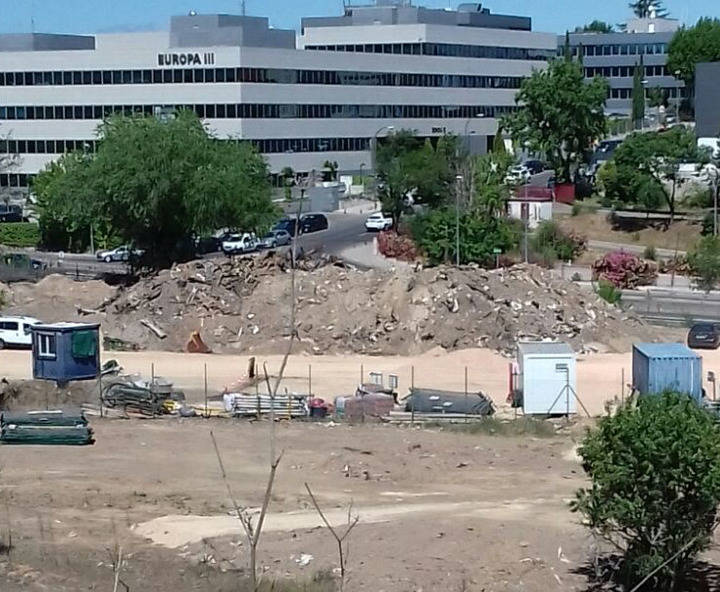 Imagen de las obras de urbanización que ya han comenzado en las parcelas que enlazan la urbanización Cuestablanca con la carretera de Fuencarral