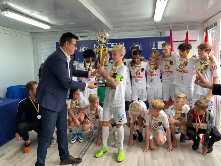 Foto de la entrega del trofeo al campeón de la MFC 2019 por parte de Miguel Ángel Arranz, Vicealcalde de Alcobendas