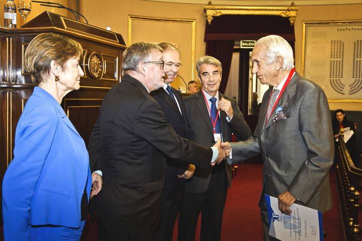 Pio García Escudero, presidente del Senado,  entrega el diploma a Manuel Mateos, el único distinguido por la Corporación Colegial de Ingenieros Técnicos de Obras Públicas e Ingenieros de Civiles, por su labor científica en la reducción de los accidentes viales, el uso de las tierras y los hollines en construcción y evitar que vayan a la atmósfera millones de toneladas de CO2 al año. Ahora, este doctor ha hallado el origen del Alzheimer.

